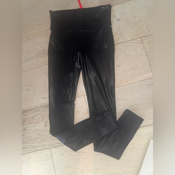 New Spanx Faux Leather glossy Leggings Black compression waistband sz. Medium - Picture 11 of 16